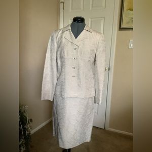 Kasper ALS 2 piece suit. Linen/rayon blend size 6 petite